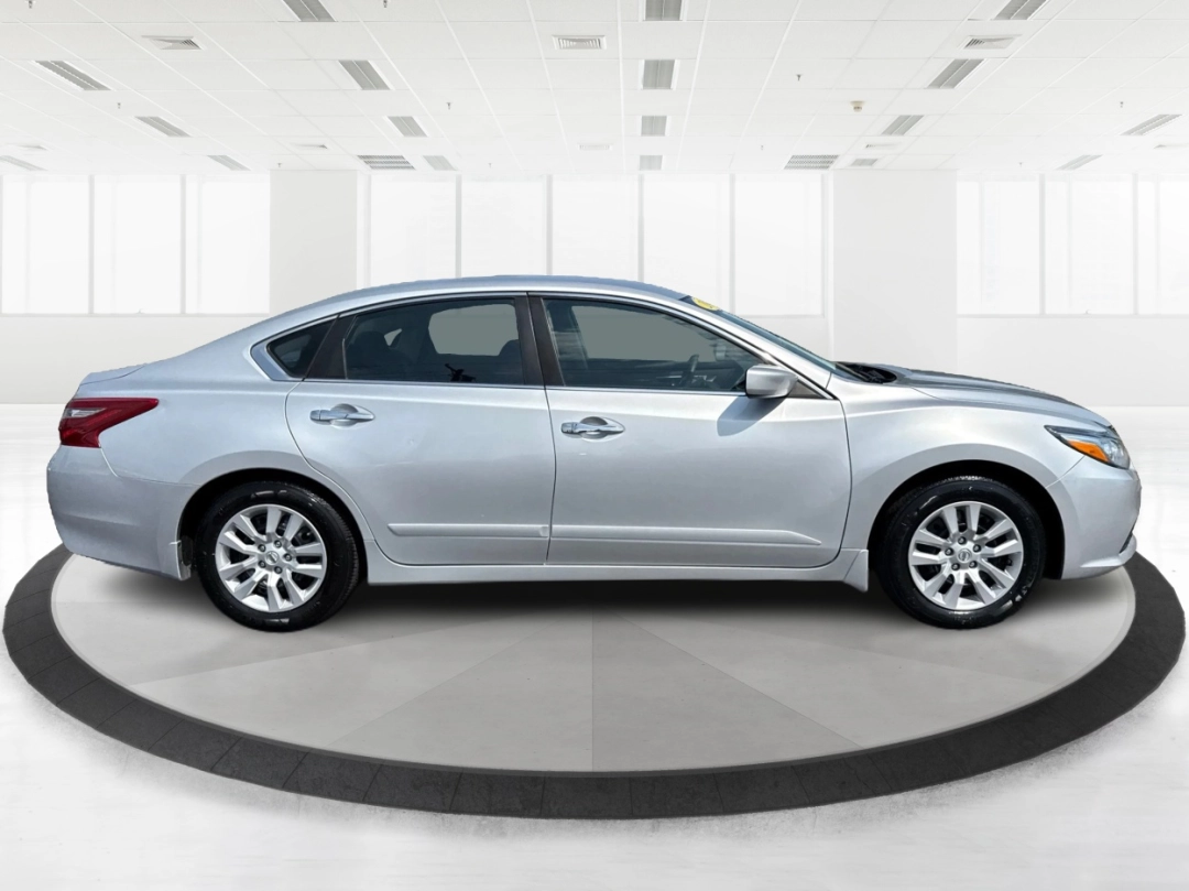 2018 Nissan Altima 2.5 S (1N4AL3AP5JC) with an 2.5L I-4 DOHC engine, located at 1230 East Main St, Xenia, OH, 45385, (937) 908-9800, 39.688026, -83.910172 - Are you searching for a reliable sedan that combines comfort, affordability, and style? Look no further than this 2018 Nissan Altima 2.5 S, available now at Advantage Car and Credit in Fairborn, OH. Perfect for commuting to work or making family outings more enjoyable, this sleek vehicle is designed - Photo#1